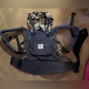 Ergobaby Organic Carrier with Navy and Cream Accents